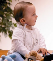ni�o con el collar cervical EOS