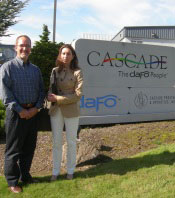 Yolanda Fernandez con Denny Organ en la entrada de Dafo Cascade
