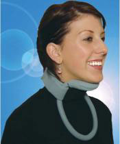mujer con el collar headmaster