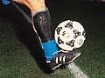 jugador de futbol con una espinillera de carbono