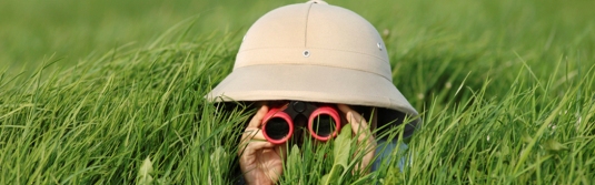 ni�o con unos prism�aticos vigilando