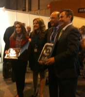 entrega de placa conmemorativa