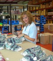 foto de Marianela envasando unas zapatillas en el almac�n
