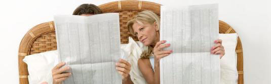 un matrimonio en la cama leyendo ambos los peri�dicos