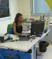 foto de Silvia en su puesto de trabajo