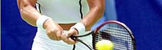 tenista jugando y haciendo esfuerzo con los musculos del brazo