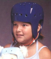 Criança com um capacete protector