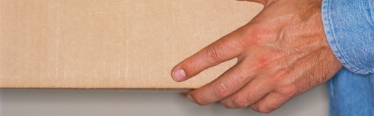 repartidor entregando un paquete