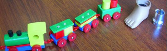 pie protsico de bebe junto a un tren de juguete