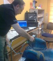 Personal de Ortopedia Bidaria scaneando un asiento postural