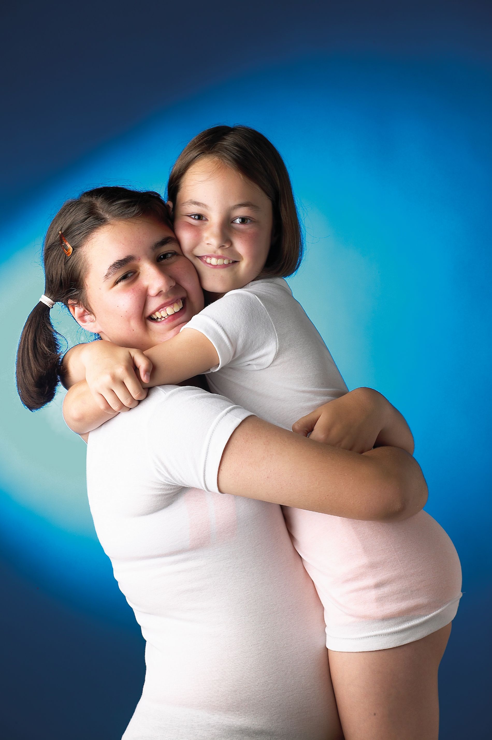 dos niñas abrazandose con camisetas de Texton