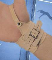 tenista con una muñequera de cuero con extension al pulgar