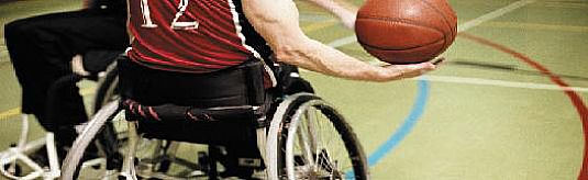 jugador de baloncesto en silla de ruedas dando un pase